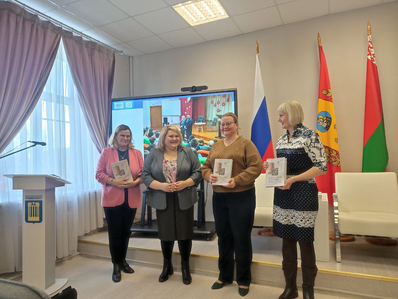 photo_5303036871480907864_y